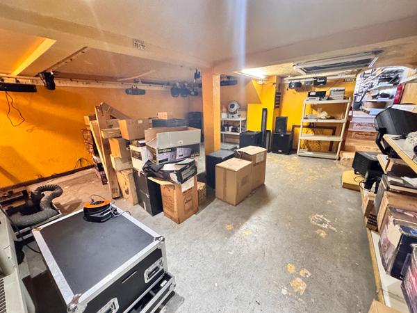 33100 BORDEAUX - Murs commerciaux de 128.93 m2 (63 + 65,93 en sous-sol) à vendre