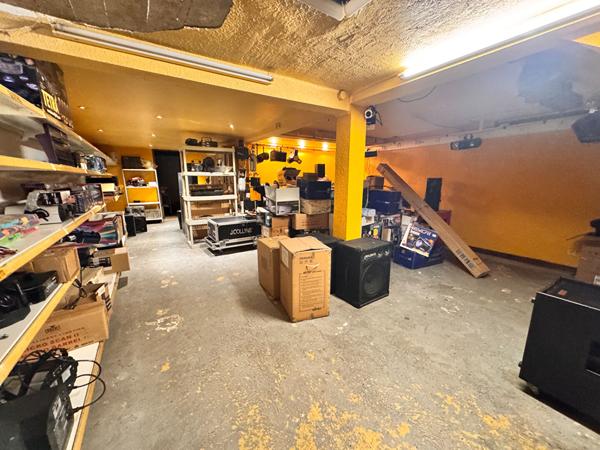 33100 BORDEAUX - Murs commerciaux de 128.93 m2 (63 + 65,93 en sous-sol) à vendre