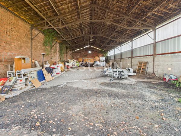 A Aurillac, quartier Belbex, à Vendre grange-entrepôt d'une surface de 280 m²