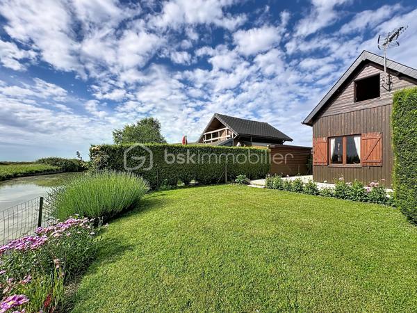 CABOURG, Exclusivité, Parc Résidentiel de Loisirs CALIFORNIA PARK avec piscine chauffée, tennis et étang, chalet de 44,33 m² Loi CARREZ (62,41 m² au sol), offrant : séjour, cuisine ouverte aménagée, dégagement, chambre, salle d'eau, wc séparés. A l'étage : deux chambres spacieuses avec belle hauteur et rangement. Appentis et abri de jardin. Parcelle d'environ 321 m² avec joli jardin fleuri bordé par un cours d'eau, sans vis à vis et vue dégagée. Parking privatif pour deux à trois véhicules. Travaux à prévoir. Rare à la vente! Organisez votre visite dès maintenant!