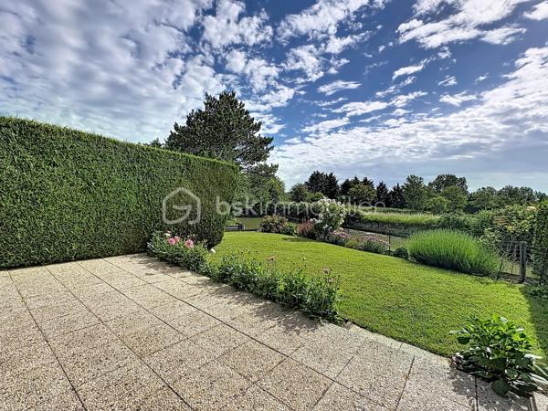 CABOURG, Exclusivité, Parc Résidentiel de Loisirs CALIFORNIA PARK avec piscine chauffée, tennis et étang, chalet de 44,33 m² Loi CARREZ (62,41 m² au sol), offrant : séjour, cuisine ouverte aménagée, dégagement, chambre, salle d'eau, wc séparés. A l'étage : deux chambres spacieuses avec belle hauteur et rangement. Appentis et abri de jardin. Parcelle d'environ 321 m² avec joli jardin fleuri bordé par un cours d'eau, sans vis à vis et vue dégagée. Parking privatif pour deux à trois véhicules. Travaux à prévoir. Rare à la vente! Organisez votre visite dès maintenant!