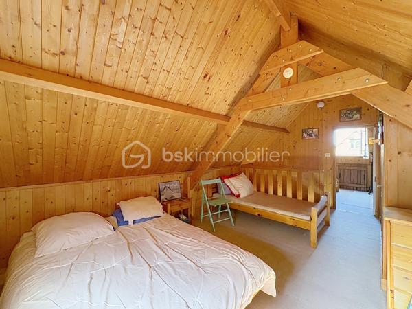 CABOURG, Exclusivité, Parc Résidentiel de Loisirs CALIFORNIA PARK avec piscine chauffée, tennis et étang, chalet de 44,33 m² Loi CARREZ (62,41 m² au sol), offrant : séjour, cuisine ouverte aménagée, dégagement, chambre, salle d'eau, wc séparés. A l'étage : deux chambres spacieuses avec belle hauteur et rangement. Appentis et abri de jardin. Parcelle d'environ 321 m² avec joli jardin fleuri bordé par un cours d'eau, sans vis à vis et vue dégagée. Parking privatif pour deux à trois véhicules. Travaux à prévoir. Rare à la vente! Organisez votre visite dès maintenant!