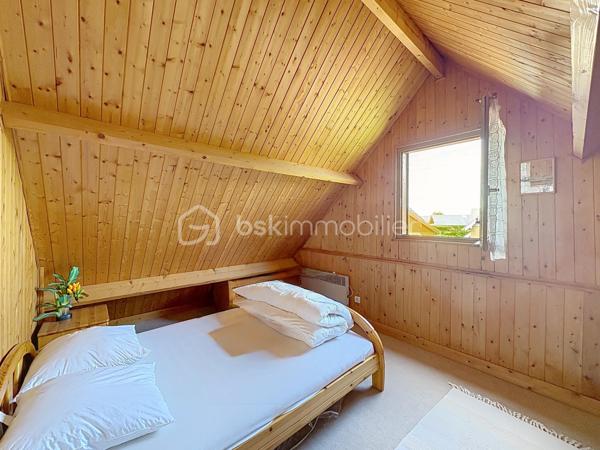CABOURG, Exclusivité, Parc Résidentiel de Loisirs CALIFORNIA PARK avec piscine chauffée, tennis et étang, chalet de 44,33 m² Loi CARREZ (62,41 m² au sol), offrant : séjour, cuisine ouverte aménagée, dégagement, chambre, salle d'eau, wc séparés. A l'étage : deux chambres spacieuses avec belle hauteur et rangement. Appentis et abri de jardin. Parcelle d'environ 321 m² avec joli jardin fleuri bordé par un cours d'eau, sans vis à vis et vue dégagée. Parking privatif pour deux à trois véhicules. Travaux à prévoir. Rare à la vente! Organisez votre visite dès maintenant!