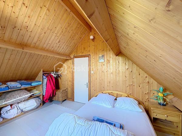 CABOURG, Exclusivité, Parc Résidentiel de Loisirs CALIFORNIA PARK avec piscine chauffée, tennis et étang, chalet de 44,33 m² Loi CARREZ (62,41 m² au sol), offrant : séjour, cuisine ouverte aménagée, dégagement, chambre, salle d'eau, wc séparés. A l'étage : deux chambres spacieuses avec belle hauteur et rangement. Appentis et abri de jardin. Parcelle d'environ 321 m² avec joli jardin fleuri bordé par un cours d'eau, sans vis à vis et vue dégagée. Parking privatif pour deux à trois véhicules. Travaux à prévoir. Rare à la vente! Organisez votre visite dès maintenant!