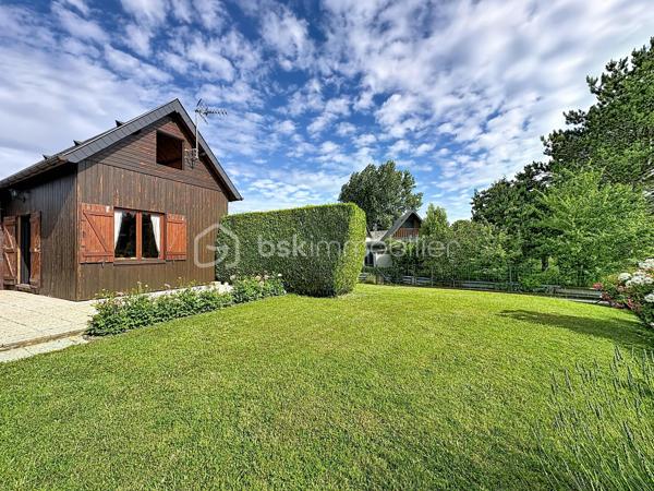 CABOURG, Exclusivité, Parc Résidentiel de Loisirs CALIFORNIA PARK avec piscine chauffée, tennis et étang, chalet de 44,33 m² Loi CARREZ (62,41 m² au sol), offrant : séjour, cuisine ouverte aménagée, dégagement, chambre, salle d'eau, wc séparés. A l'étage : deux chambres spacieuses avec belle hauteur et rangement. Appentis et abri de jardin. Parcelle d'environ 321 m² avec joli jardin fleuri bordé par un cours d'eau, sans vis à vis et vue dégagée. Parking privatif pour deux à trois véhicules. Travaux à prévoir. Rare à la vente! Organisez votre visite dès maintenant!