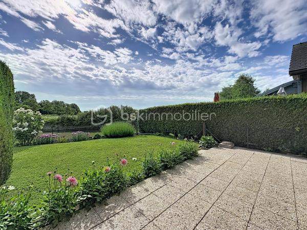 CABOURG, Exclusivité, Parc Résidentiel de Loisirs CALIFORNIA PARK avec piscine chauffée, tennis et étang, chalet de 44,33 m² Loi CARREZ (62,41 m² au sol), offrant : séjour, cuisine ouverte aménagée, dégagement, chambre, salle d'eau, wc séparés. A l'étage : deux chambres spacieuses avec belle hauteur et rangement. Appentis et abri de jardin. Parcelle d'environ 321 m² avec joli jardin fleuri bordé par un cours d'eau, sans vis à vis et vue dégagée. Parking privatif pour deux à trois véhicules. Travaux à prévoir. Rare à la vente! Organisez votre visite dès maintenant!