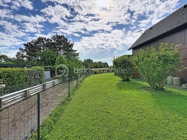 CABOURG, Exclusivité, Parc Résidentiel de Loisirs CALIFORNIA PARK avec piscine chauffée, tennis et étang, chalet de 44,33 m² Loi CARREZ (62,41 m² au sol), offrant : séjour, cuisine ouverte aménagée, dégagement, chambre, salle d'eau, wc séparés. A l'étage : deux chambres spacieuses avec belle hauteur et rangement. Appentis et abri de jardin. Parcelle d'environ 321 m² avec joli jardin fleuri bordé par un cours d'eau, sans vis à vis et vue dégagée. Parking privatif pour deux à trois véhicules. Travaux à prévoir. Rare à la vente! Organisez votre visite dès maintenant!