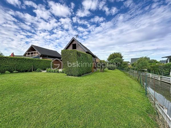 CABOURG, Exclusivité, Parc Résidentiel de Loisirs CALIFORNIA PARK avec piscine chauffée, tennis et étang, chalet de 44,33 m² Loi CARREZ (62,41 m² au sol), offrant : séjour, cuisine ouverte aménagée, dégagement, chambre, salle d'eau, wc séparés. A l'étage : deux chambres spacieuses avec belle hauteur et rangement. Appentis et abri de jardin. Parcelle d'environ 321 m² avec joli jardin fleuri bordé par un cours d'eau, sans vis à vis et vue dégagée. Parking privatif pour deux à trois véhicules. Travaux à prévoir. Rare à la vente! Organisez votre visite dès maintenant!