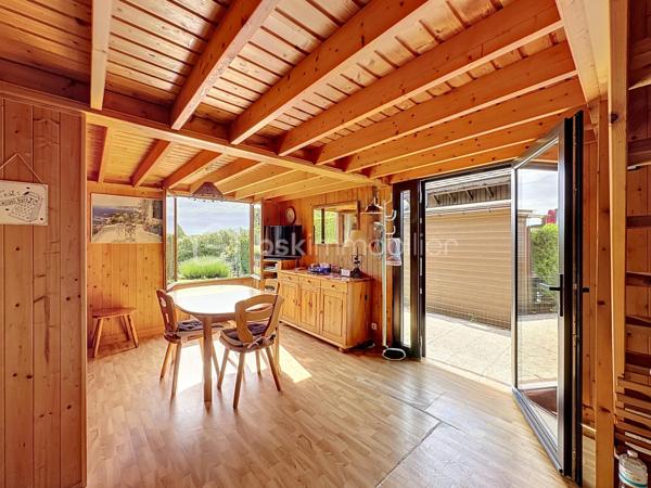 CABOURG, Exclusivité, Parc Résidentiel de Loisirs CALIFORNIA PARK avec piscine chauffée, tennis et étang, chalet de 44,33 m² Loi CARREZ (62,41 m² au sol), offrant : séjour, cuisine ouverte aménagée, dégagement, chambre, salle d'eau, wc séparés. A l'étage : deux chambres spacieuses avec belle hauteur et rangement. Appentis et abri de jardin. Parcelle d'environ 321 m² avec joli jardin fleuri bordé par un cours d'eau, sans vis à vis et vue dégagée. Parking privatif pour deux à trois véhicules. Travaux à prévoir. Rare à la vente! Organisez votre visite dès maintenant!