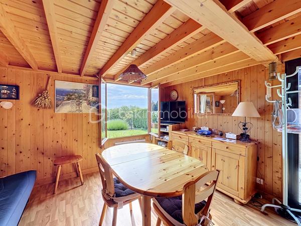 CABOURG, Exclusivité, Parc Résidentiel de Loisirs CALIFORNIA PARK avec piscine chauffée, tennis et étang, chalet de 44,33 m² Loi CARREZ (62,41 m² au sol), offrant : séjour, cuisine ouverte aménagée, dégagement, chambre, salle d'eau, wc séparés. A l'étage : deux chambres spacieuses avec belle hauteur et rangement. Appentis et abri de jardin. Parcelle d'environ 321 m² avec joli jardin fleuri bordé par un cours d'eau, sans vis à vis et vue dégagée. Parking privatif pour deux à trois véhicules. Travaux à prévoir. Rare à la vente! Organisez votre visite dès maintenant!