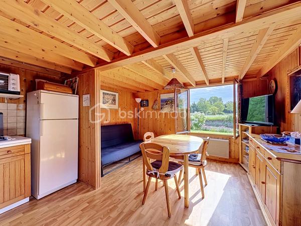 CABOURG, Exclusivité, Parc Résidentiel de Loisirs CALIFORNIA PARK avec piscine chauffée, tennis et étang, chalet de 44,33 m² Loi CARREZ (62,41 m² au sol), offrant : séjour, cuisine ouverte aménagée, dégagement, chambre, salle d'eau, wc séparés. A l'étage : deux chambres spacieuses avec belle hauteur et rangement. Appentis et abri de jardin. Parcelle d'environ 321 m² avec joli jardin fleuri bordé par un cours d'eau, sans vis à vis et vue dégagée. Parking privatif pour deux à trois véhicules. Travaux à prévoir. Rare à la vente! Organisez votre visite dès maintenant!