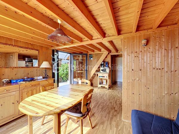 CABOURG, Exclusivité, Parc Résidentiel de Loisirs CALIFORNIA PARK avec piscine chauffée, tennis et étang, chalet de 44,33 m² Loi CARREZ (62,41 m² au sol), offrant : séjour, cuisine ouverte aménagée, dégagement, chambre, salle d'eau, wc séparés. A l'étage : deux chambres spacieuses avec belle hauteur et rangement. Appentis et abri de jardin. Parcelle d'environ 321 m² avec joli jardin fleuri bordé par un cours d'eau, sans vis à vis et vue dégagée. Parking privatif pour deux à trois véhicules. Travaux à prévoir. Rare à la vente! Organisez votre visite dès maintenant!