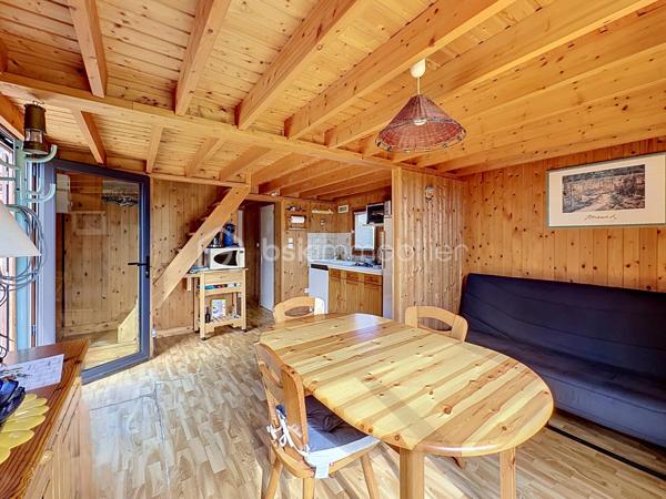 CABOURG, Exclusivité, Parc Résidentiel de Loisirs CALIFORNIA PARK avec piscine chauffée, tennis et étang, chalet de 44,33 m² Loi CARREZ (62,41 m² au sol), offrant : séjour, cuisine ouverte aménagée, dégagement, chambre, salle d'eau, wc séparés. A l'étage : deux chambres spacieuses avec belle hauteur et rangement. Appentis et abri de jardin. Parcelle d'environ 321 m² avec joli jardin fleuri bordé par un cours d'eau, sans vis à vis et vue dégagée. Parking privatif pour deux à trois véhicules. Travaux à prévoir. Rare à la vente! Organisez votre visite dès maintenant!