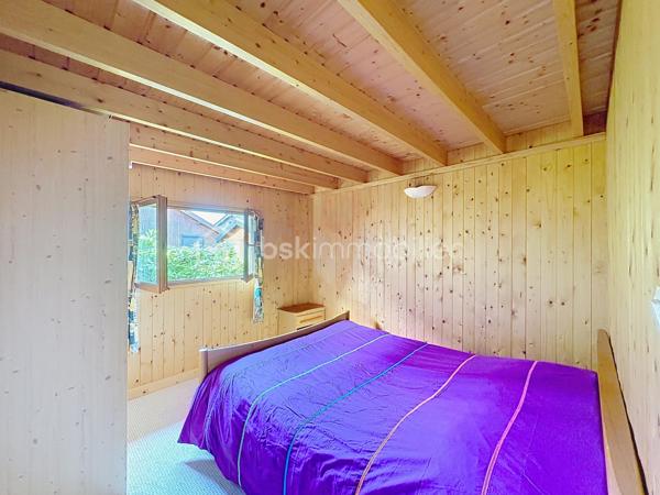 CABOURG, Exclusivité, Parc Résidentiel de Loisirs CALIFORNIA PARK avec piscine chauffée, tennis et étang, chalet de 44,33 m² Loi CARREZ (62,41 m² au sol), offrant : séjour, cuisine ouverte aménagée, dégagement, chambre, salle d'eau, wc séparés. A l'étage : deux chambres spacieuses avec belle hauteur et rangement. Appentis et abri de jardin. Parcelle d'environ 321 m² avec joli jardin fleuri bordé par un cours d'eau, sans vis à vis et vue dégagée. Parking privatif pour deux à trois véhicules. Travaux à prévoir. Rare à la vente! Organisez votre visite dès maintenant!