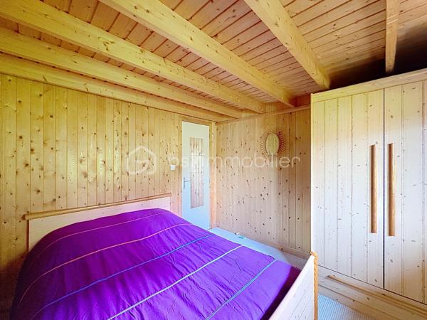 CABOURG, Exclusivité, Parc Résidentiel de Loisirs CALIFORNIA PARK avec piscine chauffée, tennis et étang, chalet de 44,33 m² Loi CARREZ (62,41 m² au sol), offrant : séjour, cuisine ouverte aménagée, dégagement, chambre, salle d'eau, wc séparés. A l'étage : deux chambres spacieuses avec belle hauteur et rangement. Appentis et abri de jardin. Parcelle d'environ 321 m² avec joli jardin fleuri bordé par un cours d'eau, sans vis à vis et vue dégagée. Parking privatif pour deux à trois véhicules. Travaux à prévoir. Rare à la vente! Organisez votre visite dès maintenant!