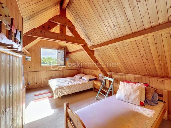 CABOURG, Exclusivité, Parc Résidentiel de Loisirs CALIFORNIA PARK avec piscine chauffée, tennis et étang, chalet de 44,33 m² Loi CARREZ (62,41 m² au sol), offrant : séjour, cuisine ouverte aménagée, dégagement, chambre, salle d'eau, wc séparés. A l'étage : deux chambres spacieuses avec belle hauteur et rangement. Appentis et abri de jardin. Parcelle d'environ 321 m² avec joli jardin fleuri bordé par un cours d'eau, sans vis à vis et vue dégagée. Parking privatif pour deux à trois véhicules. Travaux à prévoir. Rare à la vente! Organisez votre visite dès maintenant!