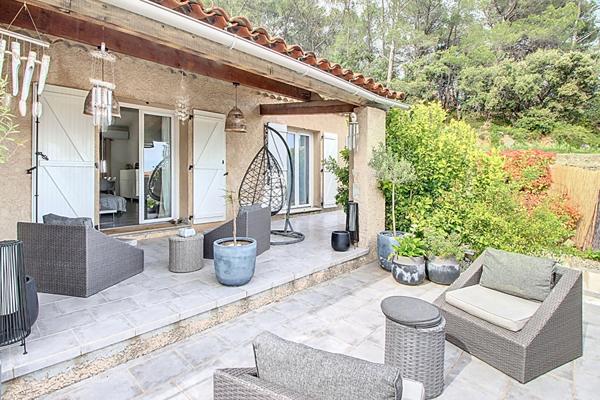 A VENDRE a LORGUES - Villa de PLAIN PIED avec PISCINE a 5mn du VILLAGE