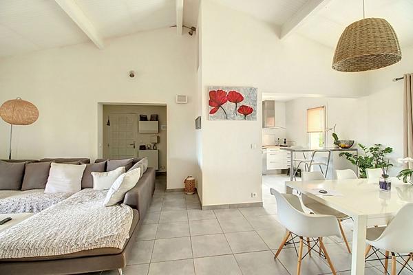 A VENDRE a LORGUES - Villa de PLAIN PIED avec PISCINE a 5mn du VILLAGE