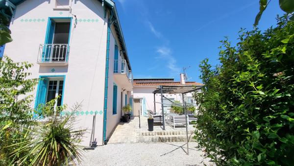 Belle maison de caractère avec gites et piscine