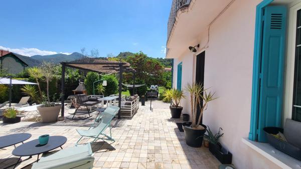 Belle maison de caractère avec gites et piscine