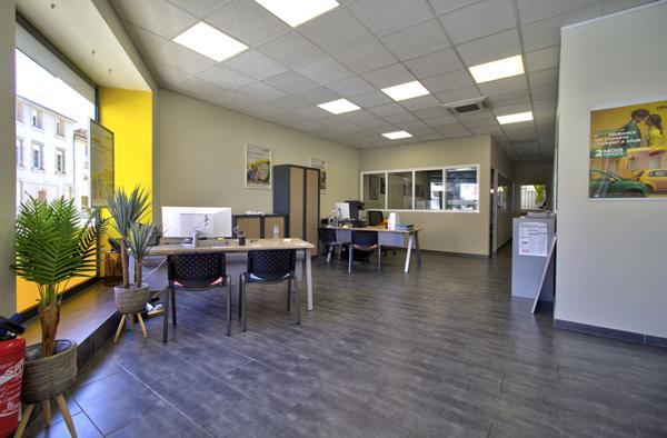 AGEN CENTRE- Secteur Victor Hugo: Local commercial de 141m² avec espace accueil, 3 bureaux, coin détente et caves.