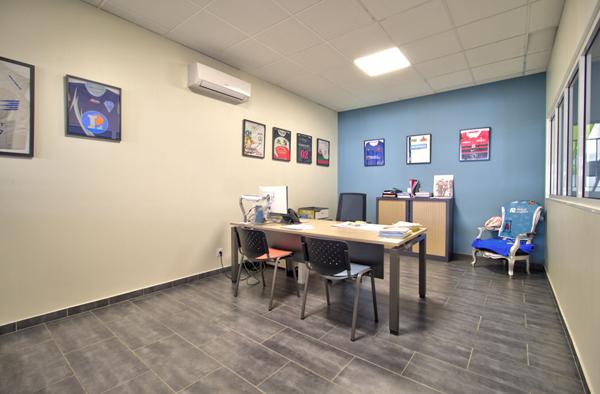 AGEN CENTRE- Secteur Victor Hugo: Local commercial de 141m² avec espace accueil, 3 bureaux, coin détente et caves.