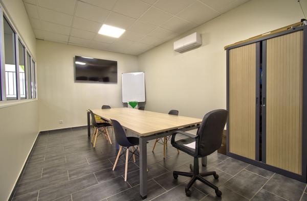 AGEN CENTRE- Secteur Victor Hugo: Local commercial de 141m² avec espace accueil, 3 bureaux, coin détente et caves.