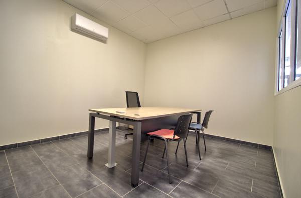 AGEN CENTRE- Secteur Victor Hugo: Local commercial de 141m² avec espace accueil, 3 bureaux, coin détente et caves.
