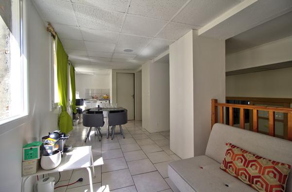 AGEN CENTRE- Secteur Victor Hugo: Local commercial de 141m² avec espace accueil, 3 bureaux, coin détente et caves.