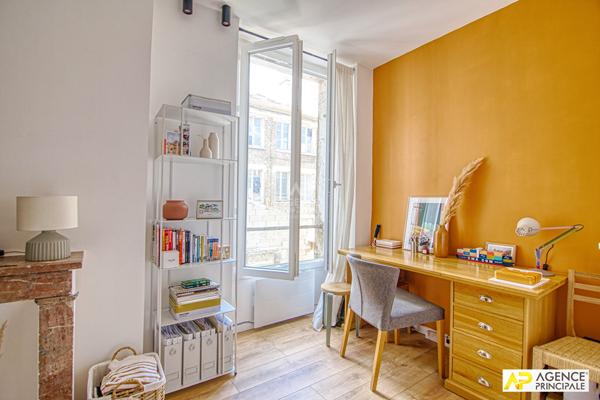 "Versailles Notre-Dame" Bel appartement 2 pièces 49.53 m² carrez situé au 1 er etage €385 000 ** - Référence 25841