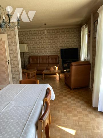 Sur l'avenue de Mayen à JOIGNY - Une maison de 4 pièces, 3 chambres avec jardin.