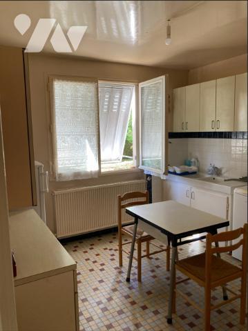 Sur l'avenue de Mayen à JOIGNY - Une maison de 4 pièces, 3 chambres avec jardin.