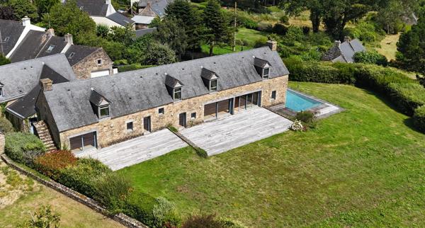 Propriété de charme avec vue sur le Golfe du Morbihan et piscine chauffée à vendre à Arradon