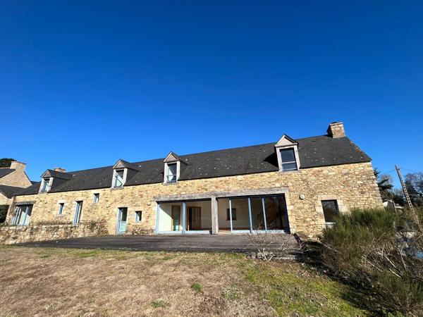 Propriété de charme avec vue sur le Golfe du Morbihan et piscine chauffée à vendre à Arradon
