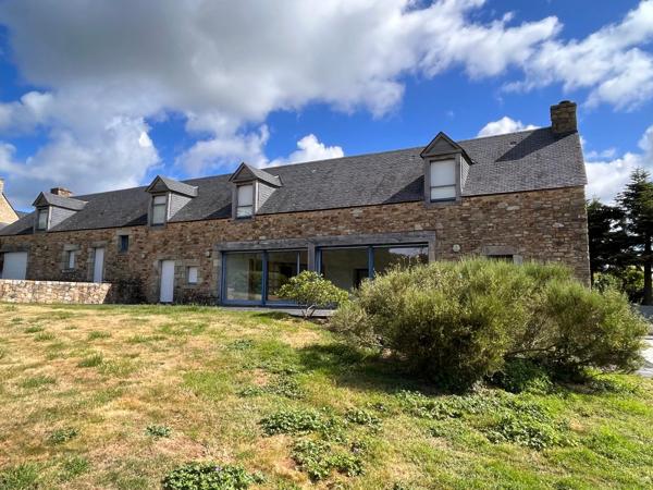 Propriété de charme avec vue sur le Golfe du Morbihan et piscine chauffée à vendre à Arradon