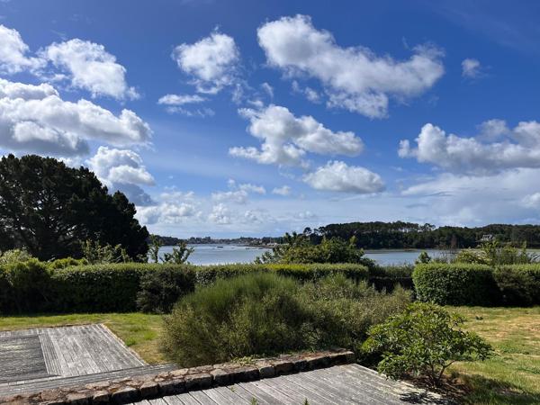 Propriété de charme avec vue sur le Golfe du Morbihan et piscine chauffée à vendre à Arradon