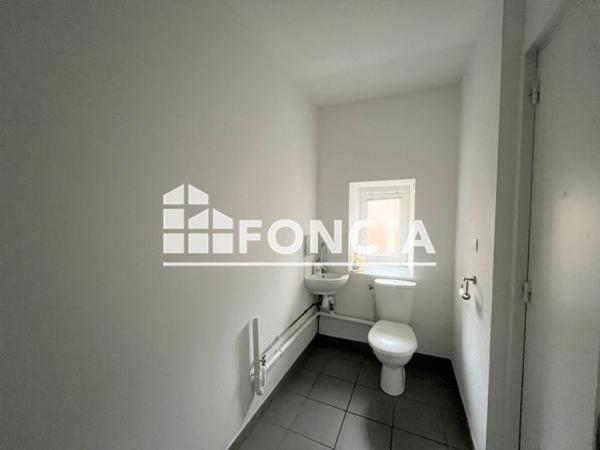 Location Local commercial 1 pièce 33.44 m² - 20 RUE DU COLOMBIER Voiron 38500