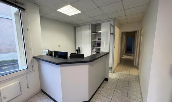 A LOUER : BUREAUX EN REZ DE CHAUSSÉE DE 82,27 M² AVEC 4 STATIONNEMENTS PRIVATIFS + 1 CAVE
