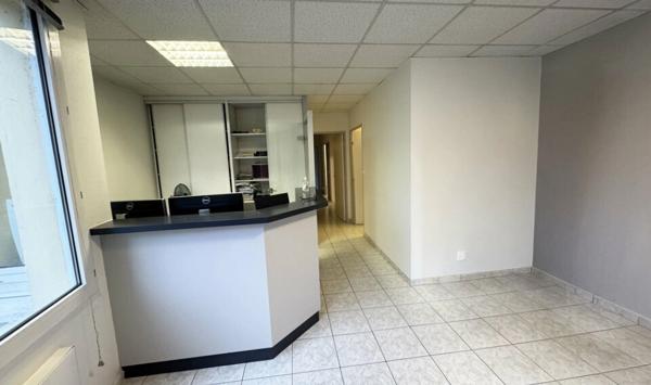 A LOUER : BUREAUX EN REZ DE CHAUSSÉE DE 82,27 M² AVEC 4 STATIONNEMENTS PRIVATIFS + 1 CAVE