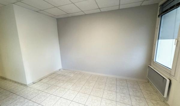 A LOUER : BUREAUX EN REZ DE CHAUSSÉE DE 82,27 M² AVEC 4 STATIONNEMENTS PRIVATIFS + 1 CAVE