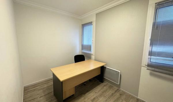 A LOUER : BUREAUX EN REZ DE CHAUSSÉE DE 82,27 M² AVEC 4 STATIONNEMENTS PRIVATIFS + 1 CAVE