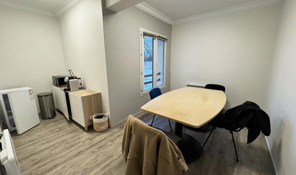 A LOUER : BUREAUX EN REZ DE CHAUSSÉE DE 82,27 M² AVEC 4 STATIONNEMENTS PRIVATIFS + 1 CAVE