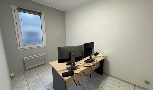 A LOUER : BUREAUX EN REZ DE CHAUSSÉE DE 82,27 M² AVEC 4 STATIONNEMENTS PRIVATIFS + 1 CAVE