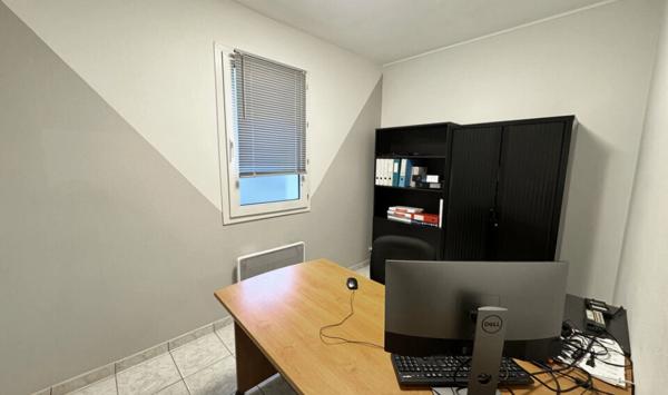 A LOUER : BUREAUX EN REZ DE CHAUSSÉE DE 82,27 M² AVEC 4 STATIONNEMENTS PRIVATIFS + 1 CAVE