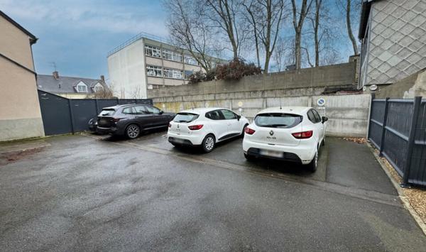 A LOUER : BUREAUX EN REZ DE CHAUSSÉE DE 82,27 M² AVEC 4 STATIONNEMENTS PRIVATIFS + 1 CAVE