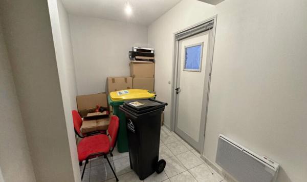 A LOUER : BUREAUX EN REZ DE CHAUSSÉE DE 82,27 M² AVEC 4 STATIONNEMENTS PRIVATIFS + 1 CAVE