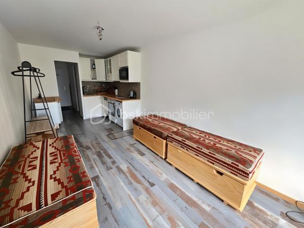VALERIE LARRIER vous propose ce charmant studio, idéalement situé dans la résidence Les Étoiles, parfait pour vos séjours à la montagne en famille ou entre amis.

🏔️ Capacité : jusqu'à 4 couchages

Le studio se compose :
✔️ d'une pièce de vie lumineuse avec espace repas,
✔️ d'un coin cuisine entièrement équipé (les portes manquantes sont sur place, il ne reste plus qu'à les monter)
✔️ d'un coin montagne
✔️ d'une salle d'eau et de WC.

A proximité des commerces, des activités et des pistes, il offre un cadre idéal pour profiter pleinement de la montagne été comme hiver.

La résidence est sécurisée par un système VIGIK

📞 Pour plus d'informations ou organiser une visite, contactez-moi dès maintenant au 07 60 32 51 19