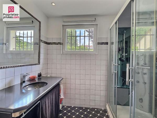 MAISON DE CHARME SUR LORGUES 217 M² AVEC PISCINE