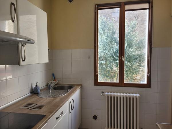 ROCHEFORT proche centre, appartement 1er étage de 43 m² meublé de type 2 - local privatif