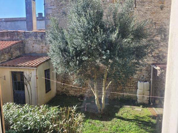 ROCHEFORT proche centre, appartement 1er étage de 43 m² meublé de type 2 - local privatif
